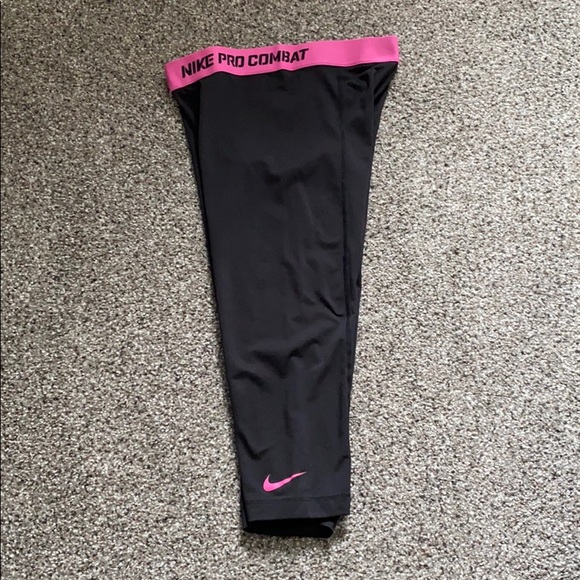 Like new, Nike pro combat leggings, size small. - Picture 3 of 4